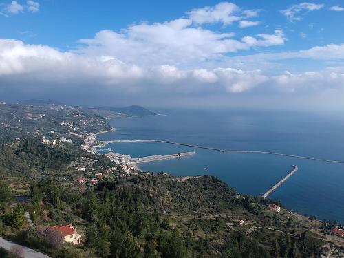 eine Luftansicht eines großen Wasserkörpers in der Unterkunft Hotel Pelagos Studios in Platána