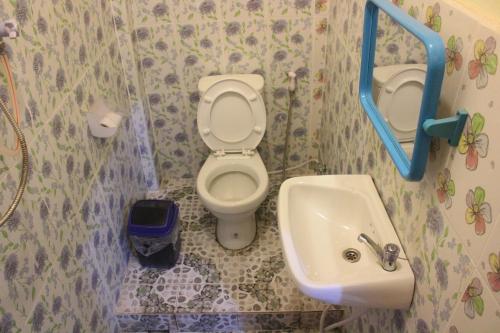 a bathroom with a toilet and a sink at Pakbeng Guesthouse in Pakbeng