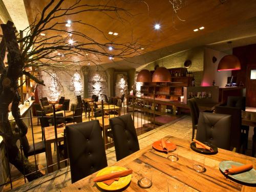 卡索萊德爾薩的住宿－Residenza Antica Canonica，餐厅配有木桌和椅子