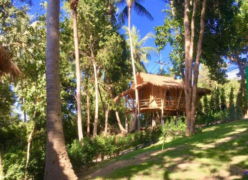 a tree house in the middle of the forest at Kalulushi Bungalows in Haad Pleayleam