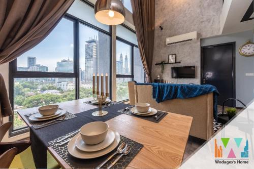 吉隆坡的住宿－Expressionz KLCC by Wodages，一间带桌子和大窗户的用餐室