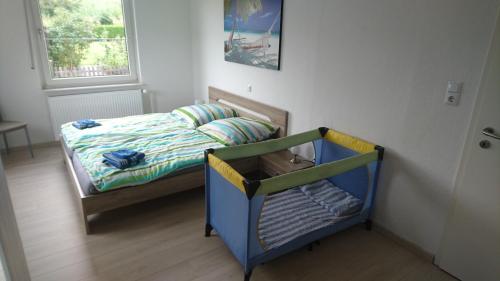 Un pat sau paturi într-o cameră la Ferienwohnung Landluft