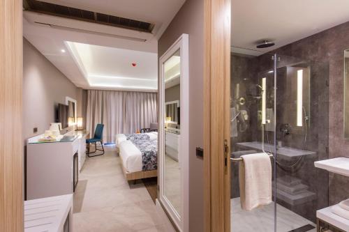 パトンビーチにあるWOOVO Phuket Patong - by Swandorのバスルーム(シャワー付)、ベッドルーム1室が備わります。