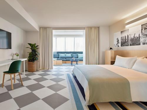 um quarto com uma cama e um piso em xadrez em The Asbury Hotel em Asbury Park