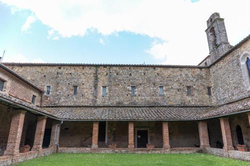an external view of a large brick building at Casa vacanza vicolo degli orti in Monticiano