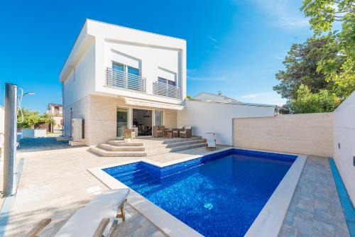Πισίνα στο ή κοντά στο Villa Ema with heated saltwater pool, sauna and private gym - by TA Leut Agency