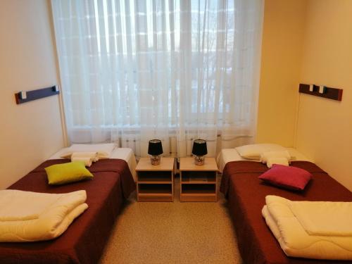Dos camas en una habitación con ventana. en EHE Hostel, en Tallin