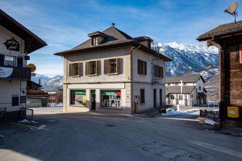 a building on the side of a street with mountains at Appartement Binna in Termen