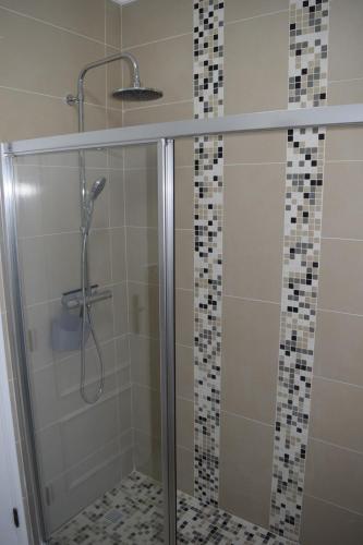 uma casa de banho com um chuveiro e uma porta de vidro em CasaDuarte "Varanda" em Lagos