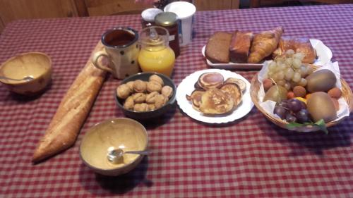 聖萊熱萊梅萊澤的住宿－Les Garianes，一张桌子,上面放着一大堆食物,放在红色的桌布上