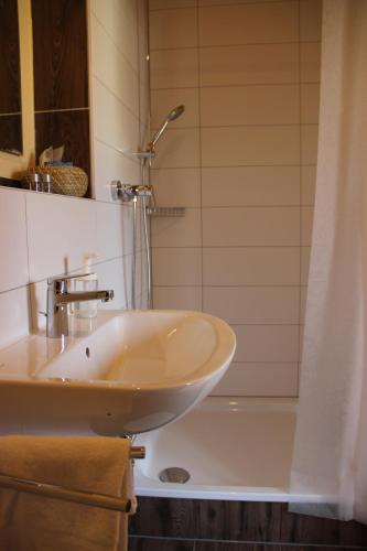 Friederike Wackler Gästehaus في غوبينغِن: حمام مع حوض وحوض استحمام