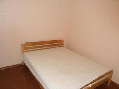 1 dormitorio pequeño con 1 cama en una habitación en проспект Героев Сталинграда 19 А, en Kiev