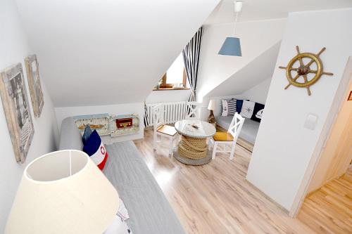 Ein weißes Zimmer mit einem Tisch und Stühlen. in der Unterkunft Apartament MORSKA PRZYSTAŃ in Ustka