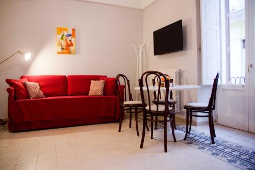 - un salon avec un canapé rouge et une table dans l'établissement A&G House, à Ceglie Messapica