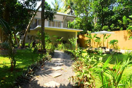 O grădină în afara River Edge, Balapitiya