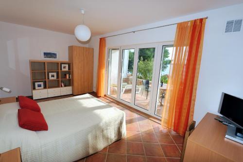 een slaapkamer met een bed en een groot raam bij Nautilus-Bay Apartments - Seaview Apartments 210, 211 - Villa Gorma in Zavala