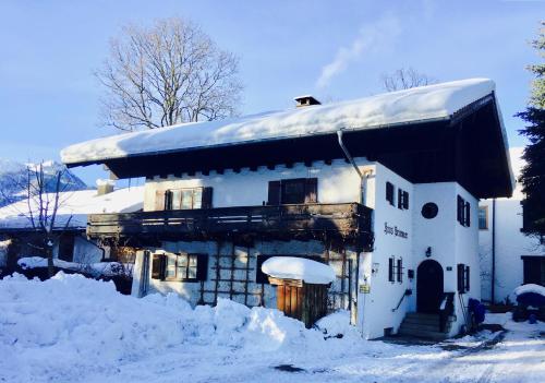une maison est couverte de neige dans l'établissement Ferienwohnung Bergliebe inklusive SommerBergBahnTicket, à Oberstdorf