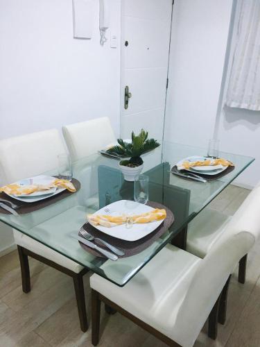 una mesa de cristal con platos de comida. en Apartamento Copacabana, en Río de Janeiro