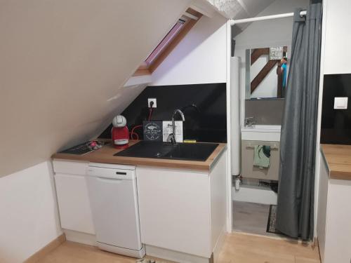 A kitchen or kitchenette at Appartement centre village vue mer - Relais Fleuri