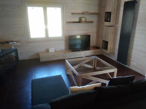 - un salon avec un canapé et une télévision dans l'établissement Atmospherico, à Karpenísi