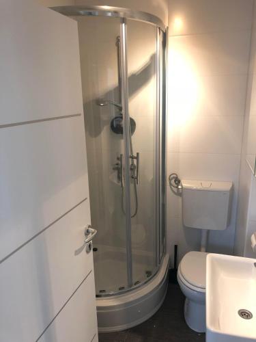 Ένα μπάνιο στο Apartments Nuna