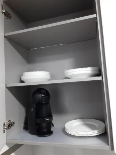 szafka z płytami, ekspres do kawy i toaleta w obiekcie Apartamento Berenguela w Kordobie