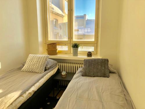 une chambre avec un lit et une fenêtre dans l'établissement Scandinavian Sweet home 18 Heart of City, à Helsinki