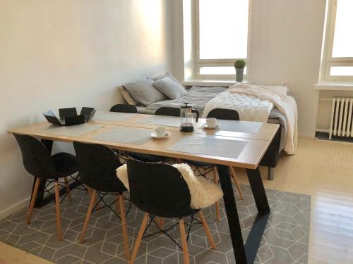 - un salon avec une table et des chaises dans l'établissement Scandinavian Sweet home 18 Heart of City, à Helsinki