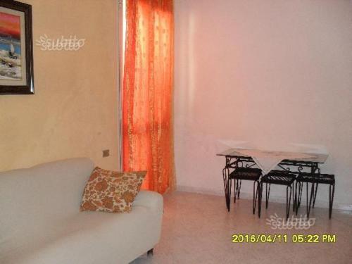 een woonkamer met een tafel en een bank bij appartamento centro storico in Castelvetrano Selinunte