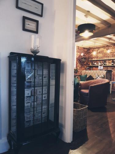 ein Zimmer mit einem Schrank mit Informationen darüber in der Unterkunft Orles Barn Guest House in Ross on Wye