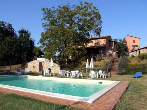 a swimming pool in front of a house at Agriturismo Podere Valdilucciole in Città della Pieve