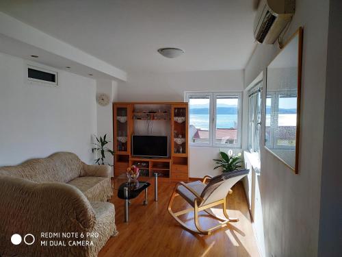 a living room with a couch and a tv at Apartment Bernarda in Igrane
