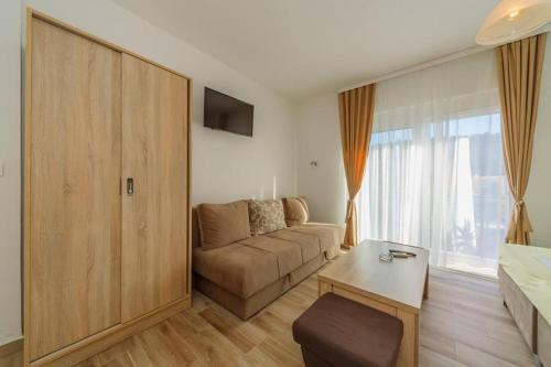 a living room with a couch and a table at Apartments Sole Mar in Sutomore