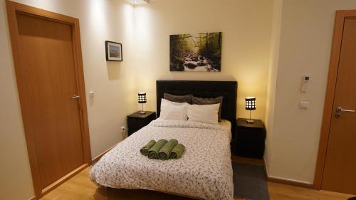 ein Schlafzimmer mit einem Bett mit zwei Schuhen drauf in der Unterkunft Cozy Apartment In Center in Lissabon