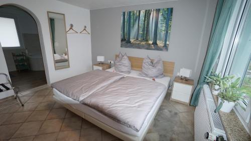 um quarto com uma cama e um espelho em Ferienhaus am Rehberg em Eisenach