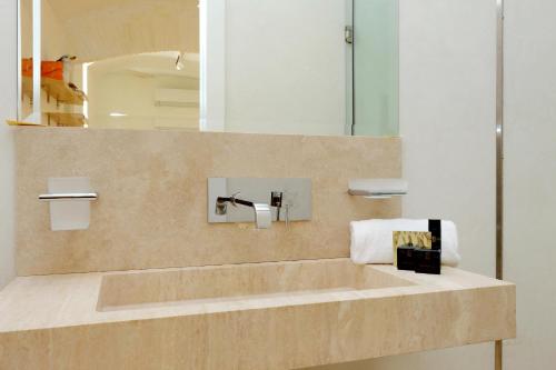 y baño con lavabo y espejo. en Design Loft Campo dei Fiori, en Roma