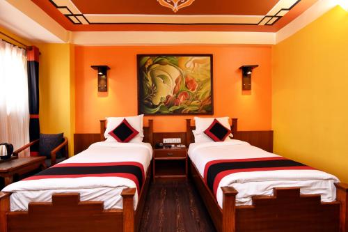 Una cama o camas en una habitación de Karma Boutique Hotel
