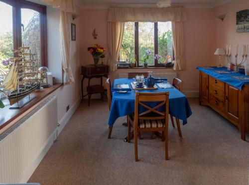 comedor con mesa y mantel azul en Skerries B and B, en Lyme Regis