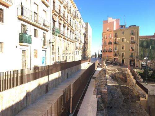 Blick auf eine Stadtstraße mit Gebäuden in der Unterkunft Lovely Apartments at Roman Circus in Tarragona