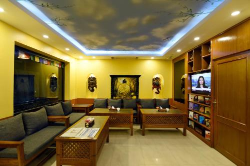uma sala de estar com um sofá e uma televisão em Karma Boutique Hotel em Kathmandu