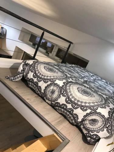 une couverture noire et blanche assise sur une table dans l'établissement 2 Lofts Cosy de cachet idéalement situés au Centre Ville de Clermont-Ferrand, à Clermont-Ferrand