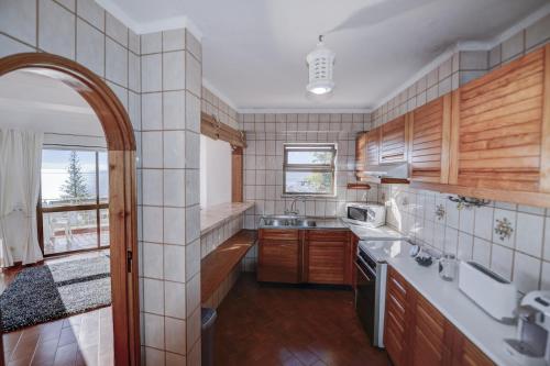 une cuisine avec un évier et un plan de travail dans l'établissement Luz Beach Ocean Front Apartment, à Luz