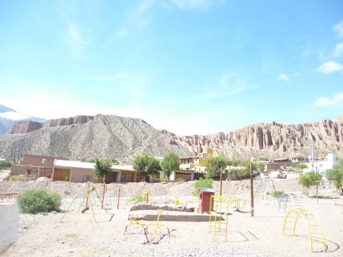 un parque infantil en el desierto con montañas en el fondo en Cabana Mirador Sumajpacha, en Tilcara