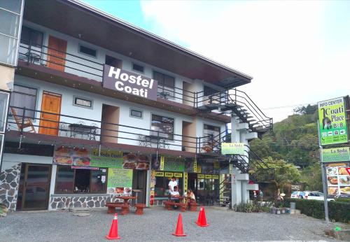 un hotel con conos naranjas delante de él en Hostel Coati Place Bed & Breakfast Adults Only, en Monteverde