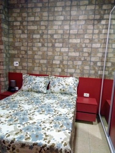 um quarto com uma cama e uma parede de tijolos em Casa super confortável. em Anápolis