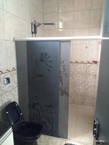 A bathroom at Casa super confortável.