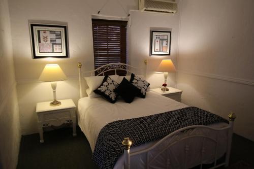 Llit o llits en una habitació de Dempster Cottage