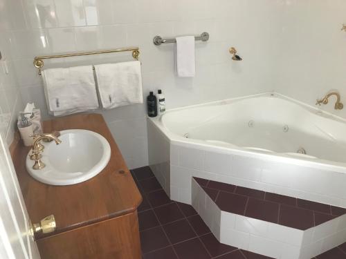 Ένα μπάνιο στο Dempster Cottage