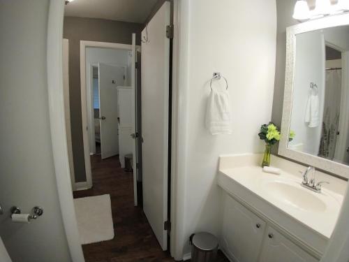 Bilik mandi di Exclusive Townhome - Central Raleigh Location