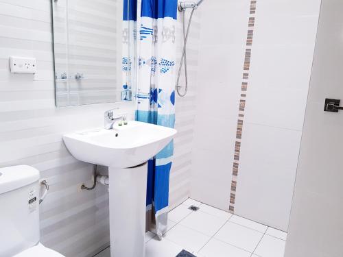 uma casa de banho branca com um lavatório e um chuveiro em Perth City Motel em Perth